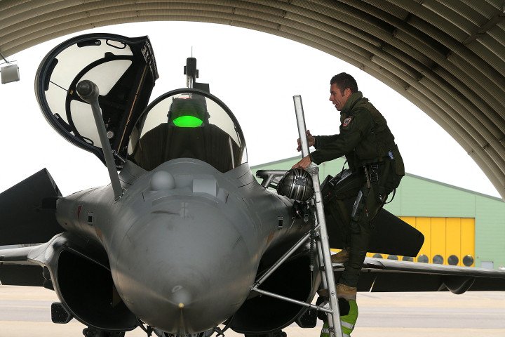 Un piloto de la Fuerza Aérea Francesa aborda un avión Rafale Solo Display durante su presentación en la base aérea de Saint-Dizier el 9 de marzo de 2021. (Fuente: Getty Images)