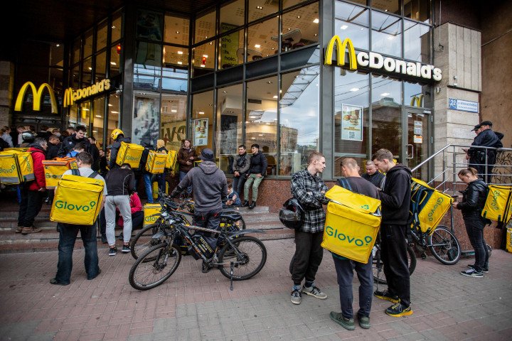 Los repartidores de Glovo vuelven a hacer cola en McDonald's tras el cierre de todos los restaurantes en febrero de 2022 a raíz de la invasión rusa. 1 de octubre de 2022, Plaza de los Héroes Ucranianos, Kyiv, Ucrania. (Foto: Oleksii Chumachenko vía Getty Images) Los repartidores de Glovo vuelven a hacer cola en McDonald's tras el cierre de todos los restaurantes en febrero de 2022 a raíz de la invasión rusa. 1 de octubre de 2022, Plaza de los Héroes Ucranianos, Kyiv, Ucrania. (Foto: Oleksii Chumachenko vía Getty Images)