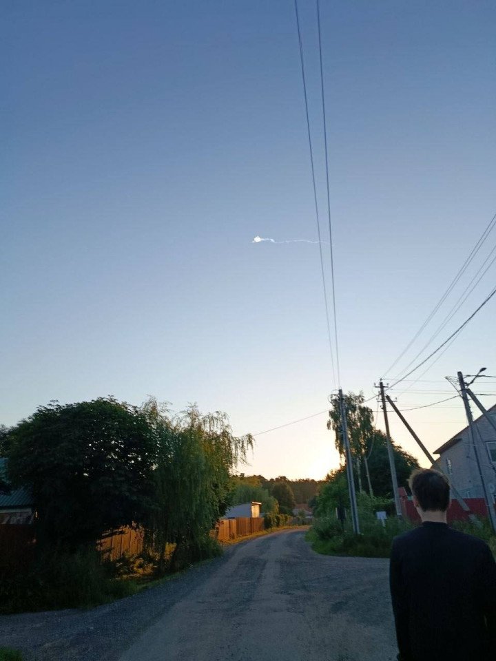 Residents captured a bright object and smoke trail in the sky over Moscow Oblast during the reported air defense engagement. (Source: Russian Telegram channels)