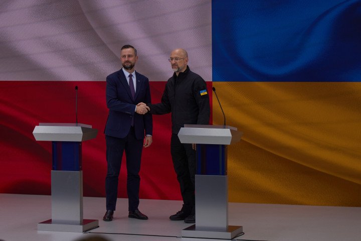 Polish Defense Minister Władysław Kosiniak-Kamysz and Ukrainian Defense Minister Denys Shmyhal shake hands during the press conference in Kyiv, Ukraine on September 18, 2025. (Source: UNITED24 Media / Mykyta Shandyba)