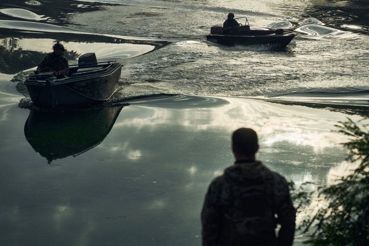 Boat drivers sail to take the soldiers on board on September 14, 2023 in Kherson region, Ukraine. (Source: Getty Images) Boat drivers sail to take the soldiers on board on September 14, 2023 in Kherson region, Ukraine. (Source: Getty Images)