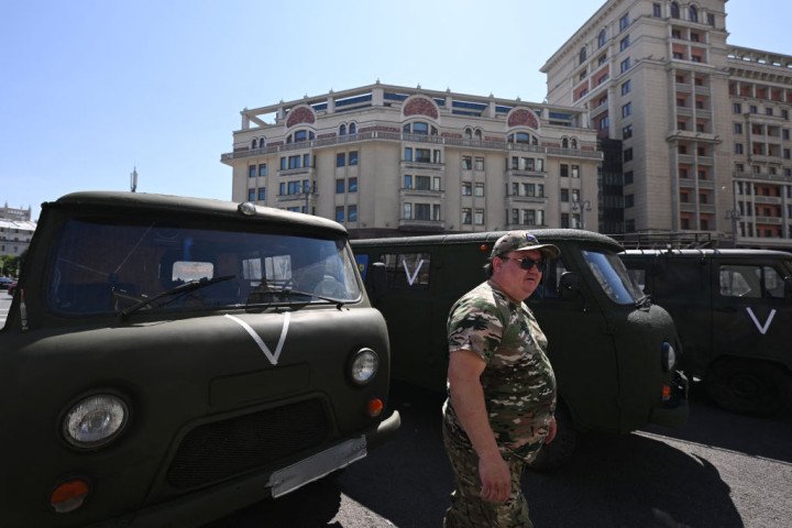 Voluntario del Partido Liberal Democrático de Rusia en Moscú. Foto de NATALIA KOLESNIKOVA/AFP vía Getty Images. Voluntario del Partido Liberal Democrático de Rusia en Moscú. Foto de NATALIA KOLESNIKOVA/AFP vía Getty Images.