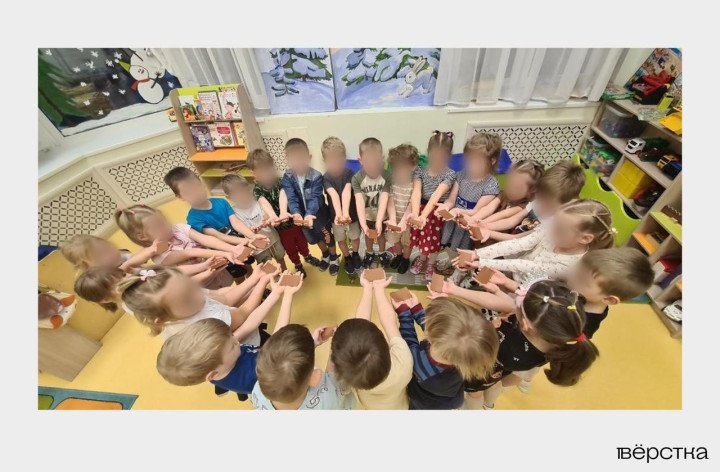 Russian kindergartens organized events to commemorate the Siege of Leningrad, where children reenacted scenes of lining up for black bread. (Source: Verstka) Russian kindergartens organized events to commemorate the Siege of Leningrad, where children reenacted scenes of lining up for black bread. (Source: Verstka)
