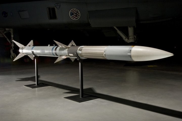 Misil aire-aire AIM-120 AMRAAM expuesto en el Museo Nacional del Aire y el Espacio. Este interceptor es utilizado por Ucrania desde sistemas NASAMS y cazas F-16 para derribar drones, misiles de crucero y aeronaves enemigas. (Foto: Museo Nacional del Aire y el Espacio, EEUU)