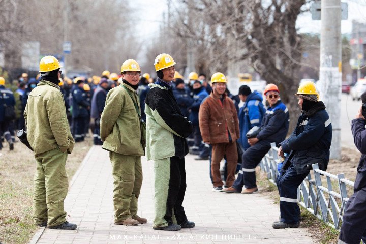 Groups of Chinese workers stand along a roadside during a protest near the oil refinery. (Source: Kasatkin Writes)