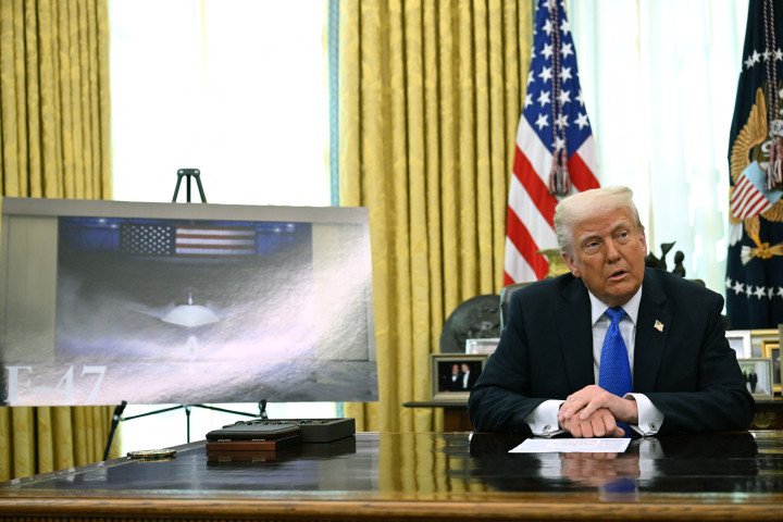 US President Donald Trump in the Oval Office on March 21, 2025, announcing Boeing’s contract for the next-generation F‑47 fighter jet. (Source: Getty Images)