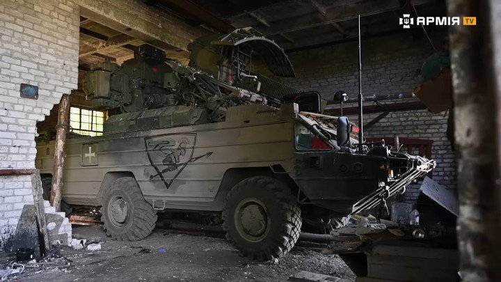 Ukrainian-operated Polish Osa-AKM-P1 air defense system stationed inside a concealed building, marked with unit insignia. (Source: ArmyTV) Ukrainian-operated Polish Osa-AKM-P1 air defense system stationed inside a concealed building, marked with unit insignia. (Source: ArmyTV)