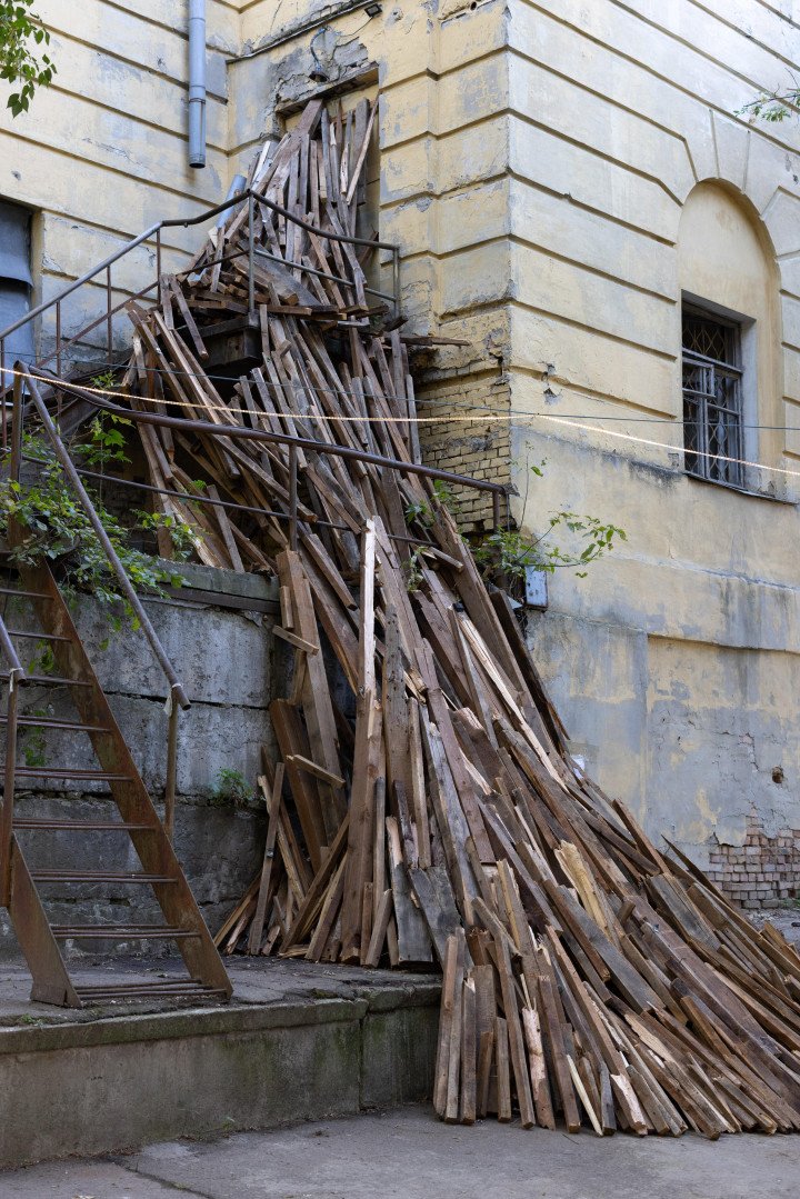 An exterior installation on view outside the International Center of Culture and Arts (October Palace) during this year's GogolFest. (Photo: Vic Bakin/UNITED24)