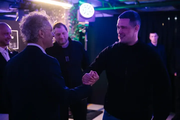 El ministro de Defensa de Ucrania, Mykhailo Fedorov, presentó la estrategia de defensa ucraniana a Alex Karp, director ejecutivo de Palantir Technologies. (Fuente: Ministerio de Defensa de Ucrania)