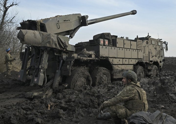 A Ukrainian Air Assault Forces serviceman sits beside a CAESAR 8×8 self-propelled howitzer in southern Ukraine, February 14, 2024. (Source: Getty Images) A Ukrainian Air Assault Forces serviceman sits beside a CAESAR 8x8 self-propelled howitzer in southern Ukraine, February 14, 2024. (Source: Getty Images)