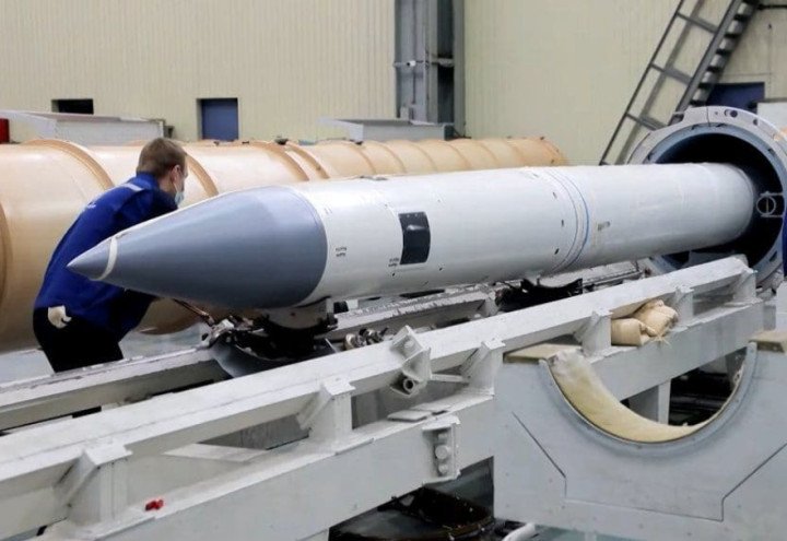 A 48N6 surface-to-air missile, commonly used with Russia’s S-300 and S-400 air defense systems. (Photo: Open source)