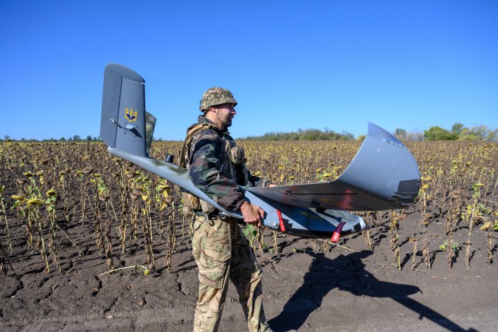 El líder del escuadrón de drones del Ejército ucraniano, Dmytro Sadovets, de la 148.ª Brigada de Artillería Independiente, lleva un dron de reconocimiento Gor de fabricación ucraniana para sobrevolar las zonas ocupadas por Rusia en la región de Donetsk. (Foto de Scott Peterson/Getty Images) El líder del escuadrón de drones del Ejército ucraniano, Dmytro Sadovets, de la 148.ª Brigada de Artillería Independiente, lleva un dron de reconocimiento Gor de fabricación ucraniana para sobrevolar las zonas ocupadas por Rusia en la región de Donetsk. (Foto de Scott Peterson/Getty Images)