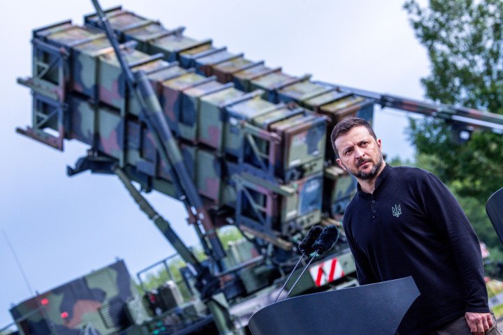 Volodymyr Zelenskyy, President of Ukraine, stands in front of the "Patriot" air defense missile system at a military training area during a visit to train Ukrainian soldiers (Source: Getty Images) Volodymyr Zelenskyy, President of Ukraine, stands in front of the "Patriot" air defense missile system at a military training area during a visit to train Ukrainian soldiers (Source: Getty Images)