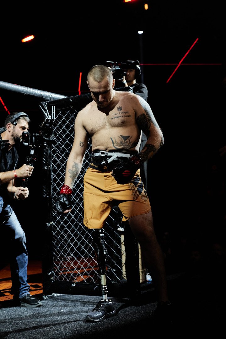 Adaptive athlete and veteran Oleksii Nerovnya before entering the octogon of the international MMA competition “IDU NA VY: Tryzna.” Kyiv, Ukraine, October 9, 2026 (Photo: Louis Beaudemont/UNITED24 Media)