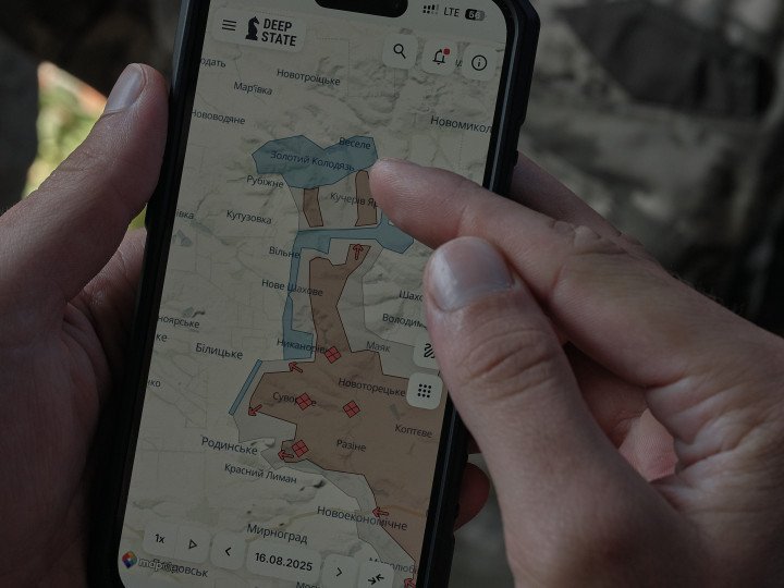 Ukrainian paratroopers of the 82nd Air Assault Brigade guard captured Russian servicemen near Dobropillia in Donetsk region. (Source: Getty Images)