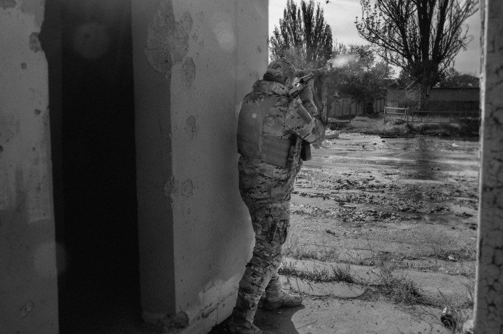 Eugene spots an incoming Russian FPV drone and engages it with gunfire on the last street before the banks of the Dnipro River. Kherson, Ukraine, May 2026. Photo: Joshua Olley / UNITED24 Media.