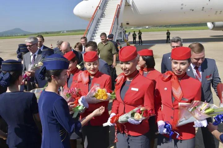Las azafatas del primer vuelo operado por una aerolínea rusa son recibidas durante una ceremonia para la inauguración de una ruta aérea directa entre Moscú y Pyongyang, en el Aeropuerto Internacional de Pyongyang, en Pyongyang, Corea del Norte, el 28 de julio de 2025. (Fuente: Agencia Central de Noticias de Corea). Las azafatas del primer vuelo operado por una aerolínea rusa son recibidas durante una ceremonia para la inauguración de una ruta aérea directa entre Moscú y Pyongyang, en el Aeropuerto Internacional de Pyongyang, en Pyongyang, Corea del Norte, el 28 de julio de 2025. (Fuente: Agencia Central de Noticias de Corea).