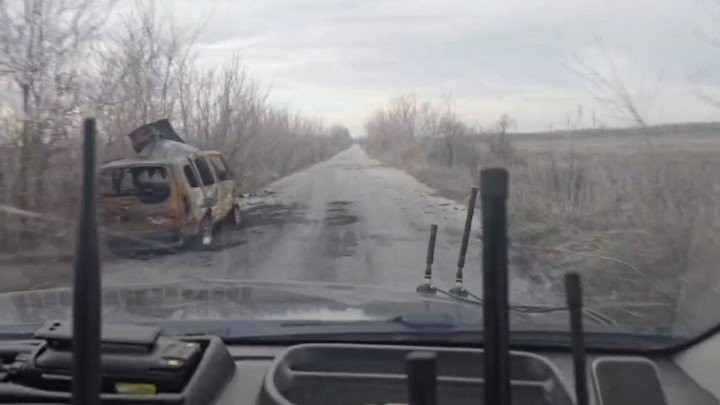 The ’road of death’, as it’s called by local residents, leading out of Oleshky. (Photo: Telegram channels)