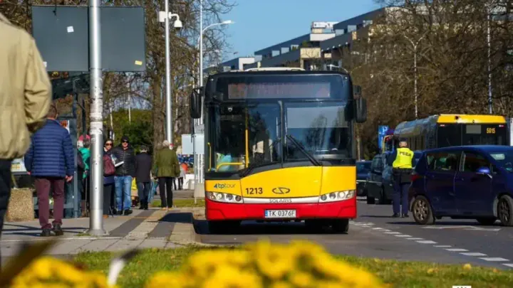 A city bus operates on a street in Kielce, Poland. The city’s retired buses have recently become the focus of a public fundraising campaign to support Vinnytsia, Ukraine. (Photo: Open source) A city bus operates on a street in Kielce, Poland. The city’s retired buses have recently become the focus of a public fundraising campaign to support Vinnytsia, Ukraine. (Photo: Open source)