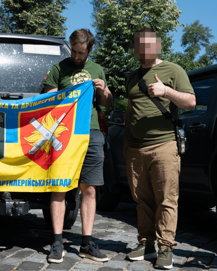 Frederik Håland delivers Car #517, INE, to "Rudolph," a soldier from Sumy in the 27th Separate Artillery Brigade. (Source: Ellen De) Frederik Håland delivers Car #517, INE, to "Rudolph," a soldier from Sumy in the 27th Separate Artillery Brigade. (Source: Ellen De)