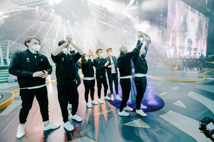 “Team Spirit” celebrating their victory at “The International 2021” DOTA 2 tournament “Team Spirit” celebrating their victory at “The International 2021” DOTA 2 tournament