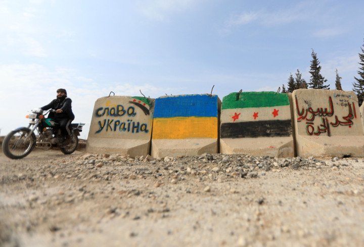 Banderas de Ucrania y de la oposición siria con inscripciones «gloria a Ucrania» y «gloria a Siria libre» en la ciudad siria de al-Bab, en el norte de Alepo, controlada por los rebeldes (Fuente: Bakr Alkasem via Getty Images) Banderas de Ucrania y de la oposición siria con inscripciones «gloria a Ucrania» y «gloria a Siria libre» en la ciudad siria de al-Bab, en el norte de Alepo, controlada por los rebeldes (Fuente: Bakr Alkasem via Getty Images)