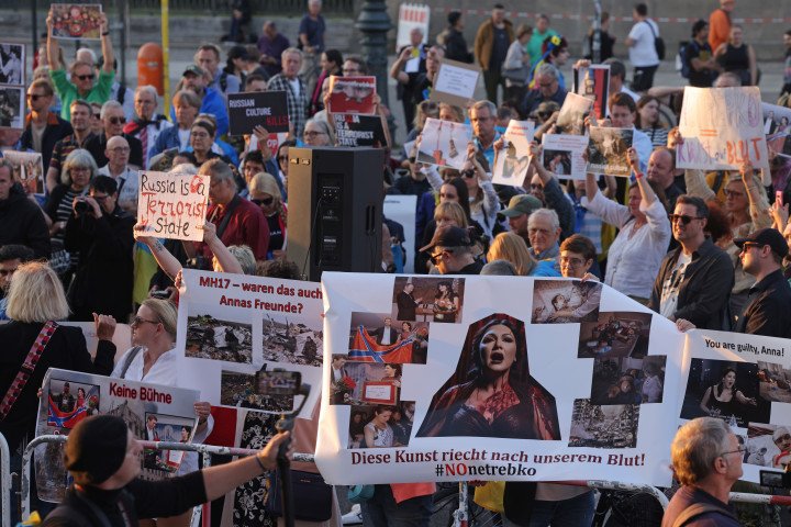 Protesters, many of them Ukrainians living in Berlin, demonstrate outside the Staatsoper Berlin against a performance by Russian operatic soprano Anna Netrebko on September 15, 2023 in Berlin, Germany (Source: Getty Images)