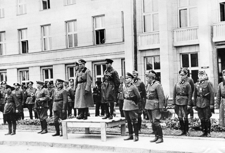Los generales alemanes Mauritz von Wiktorin y Heinz Guderian con el comandante soviético Semyon Krivoshein en el desfile militar conjunto germano-soviético en Brest-Litovsk, el 22 de septiembre de 1939. (Foto de AFP vía Getty Images) Los generales alemanes Mauritz von Wiktorin y Heinz Guderian con el comandante soviético Semyon Krivoshein en el desfile militar conjunto germano-soviético en Brest-Litovsk, el 22 de septiembre de 1939. (Foto de AFP vía Getty Images)