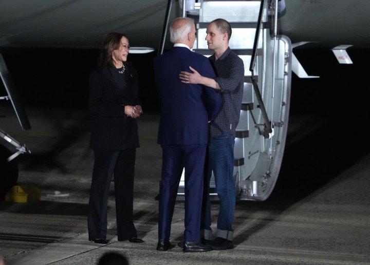 US President Joe Biden, center, and Vice President Kamala Harris greet journalist Evan Gershkovich upon his arrival at Joint Base Andrews, Maryland, US, on Thursday, Aug. 1, 2024. (Source: Getty Images) US President Joe Biden, center, and Vice President Kamala Harris greet journalist Evan Gershkovich upon his arrival at Joint Base Andrews, Maryland, US, on Thursday, Aug. 1, 2024. (Source: Getty Images)