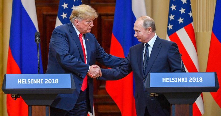 El líder ruso, Vladímir Putin, y el presidente estadounidense, Donald Trump, aparecen juntos al final de su cumbre conjunta en Helsinki, Finlandia, el 16 de julio de 2018. (Fuente: CNN)
