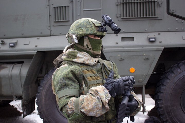 Russian soldier equipped with a night vision device. (Source: Open Source) Russian soldier equipped with a night vision device. (Source: Open Source)
