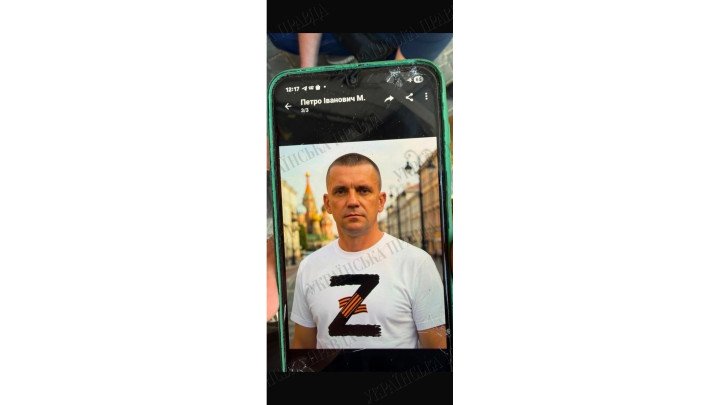 A law enforcement officer displays an image allegedly found on the suspect’s phone, which investigators say was used to convince him that Khartiia Corps commander Ihor Obolenskyi was collaborating with Russia. (Source: Ukrainska Pravda)