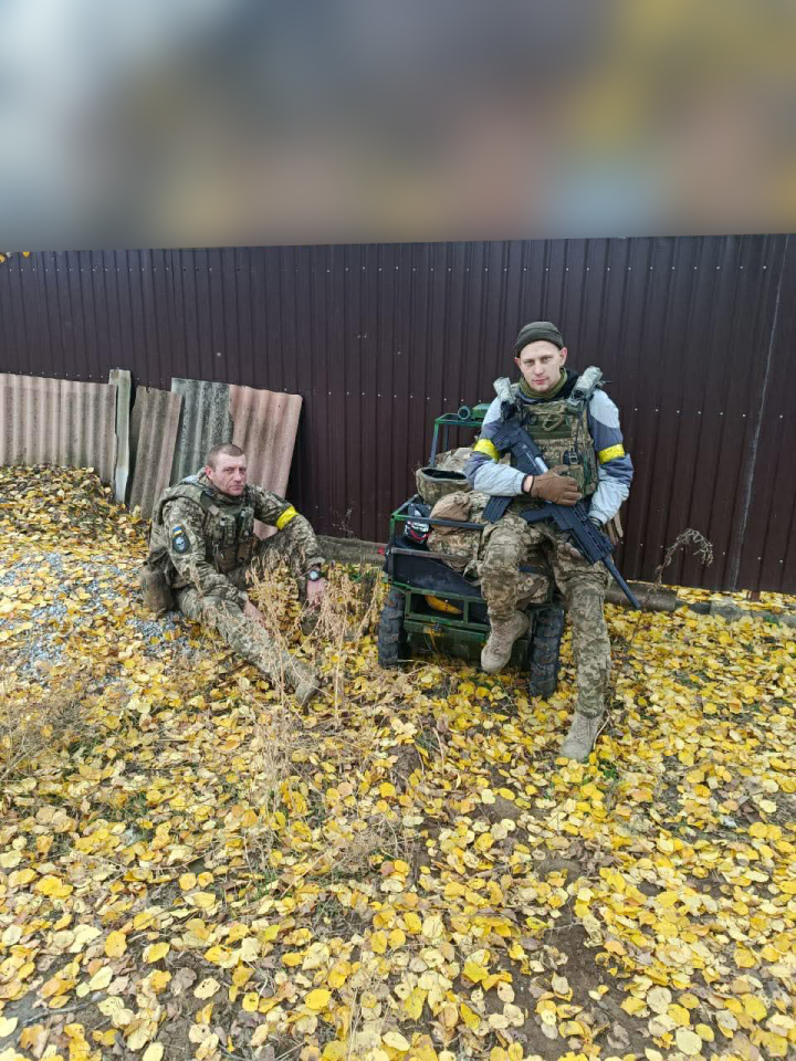 Positive (left) with his brother in arms. Photo: The 112th Territorial Defense Brigade.