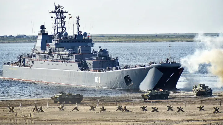 Russian Navy landing ship conducts amphibious assault drill with armored vehicles disembarking onshore. Illustrative image. (Source: The War Zone) Russian Navy landing ship conducts amphibious assault drill with armored vehicles disembarking onshore. Illustrative image. (Source: The War Zone)