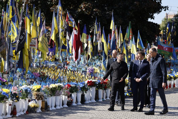 Poland’s PM Donald Tusk, Ukraine’s President Volodymyr Zelenskyy, Britain’s PM Keir Starmer, France’s President Emmanuel Macron, Olena Zelenska and Germany’s Chancellor Friedrich Merz pay their respects to the victims of war at the Memorial for the Fallen at the Independence Square in Kyiv on May 10, 2025. (Source: Getty Images) Poland’s PM Donald Tusk, Ukraine’s President Volodymyr Zelenskyy, Britain’s PM Keir Starmer, France’s President Emmanuel Macron, Olena Zelenska and Germany’s Chancellor Friedrich Merz pay their respects to the victims of war at the Memorial for the Fallen at the Independence Square in Kyiv on May 10, 2025. (Source: Getty Images)