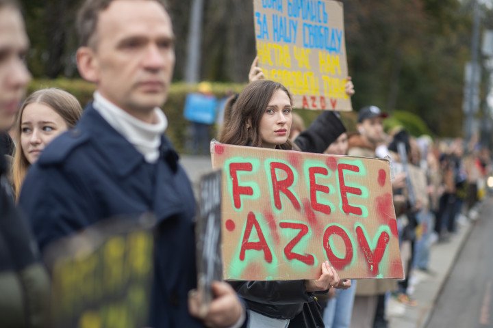 La falta de respuestas dio lugar a una de las campañas de la sociedad civil más visibles de la guerra en Ucrania: FREE AZOV. Organizado originalmente por las familias de los defensores de Azovstal, el movimiento se ha convertido en un esfuerzo nacional e internacional sostenido. Una protesta exige la liberación de los militares ucranianos cautivos en Rusia, en particular los soldados del regimiento Azov y los marines, en Kyiv, Ucrania, el 11 de octubre de 2024. (Fuente: Getty Images) La falta de respuestas dio lugar a una de las campañas de la sociedad civil más visibles de la guerra en Ucrania: FREE AZOV. Organizado originalmente por las familias de los defensores de Azovstal, el movimiento se ha convertido en un esfuerzo nacional e internacional sostenido. Una protesta exige la liberación de los militares ucranianos cautivos en Rusia, en particular los soldados del regimiento Azov y los marines, en Kyiv, Ucrania, el 11 de octubre de 2024. (Fuente: Getty Images)