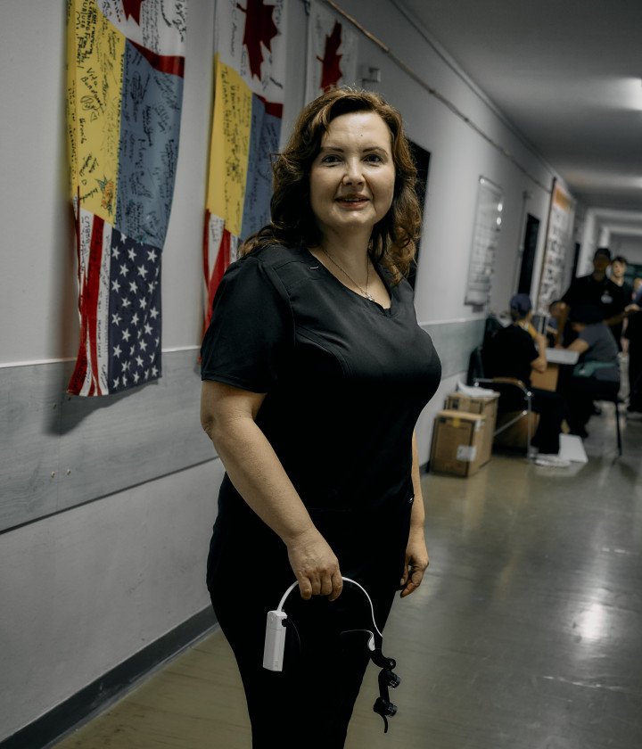 Nataliia Komashko es otorrinolaringóloga en el Hospital Clínico Regional de Ivano-Frankivsk. También es directora de la misión médica "Enfrenta el Futuro" desde Ucrania. Foto: Josh Olley/ UNITED24 Media