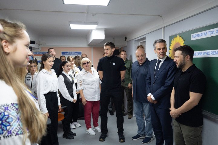 Prime Minister of the Netherlands Dick Schoof and Ukraine’s President Volodymyr Zelenskyy visiting a school in Zaporizhzhia. (Source: Prime Minister Dick Schoof / X) Prime Minister of the Netherlands Dick Schoof and Ukraine’s President Volodymyr Zelenskyy visiting a school in Zaporizhzhia. (Source: Prime Minister Dick Schoof / X)