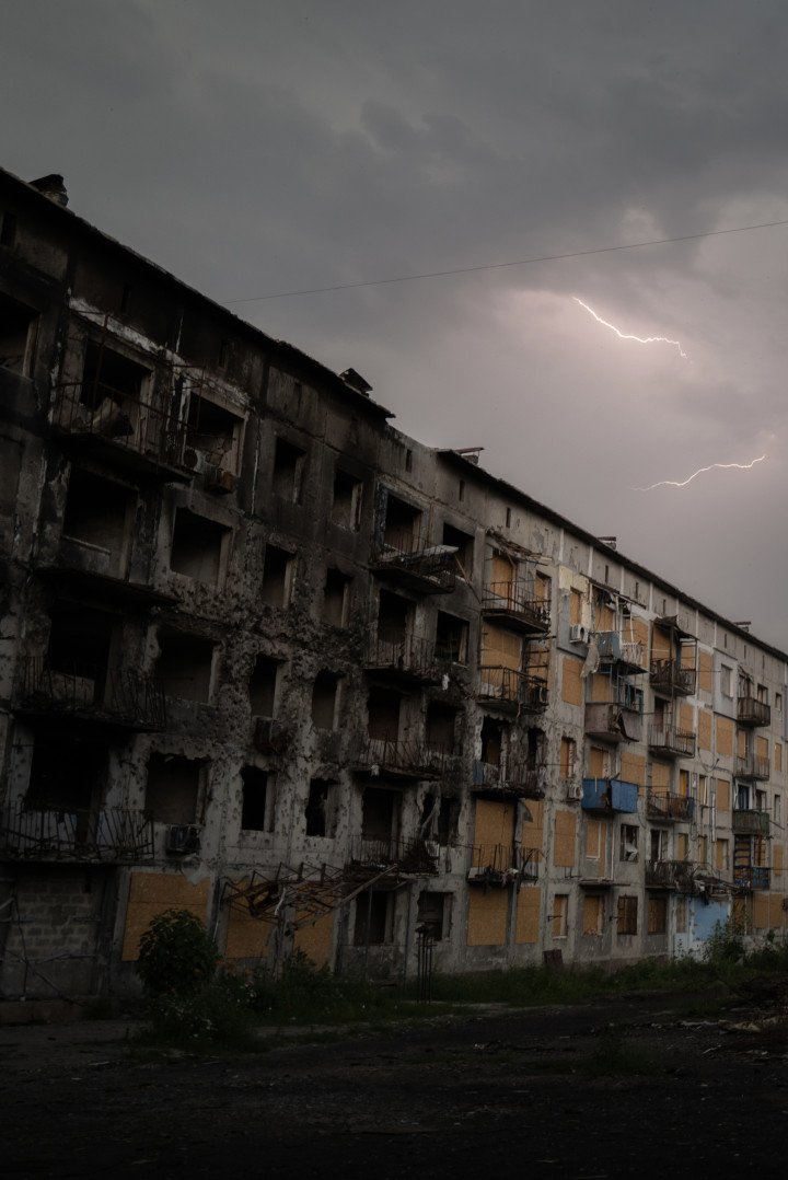 Un edificio residencial dañado y parcialmente destruido por un ataque ruso en Dobropillia, región de Donetsk, Ucrania, el 12 de julio de 2025. Fotografía: Kseniia Tomchyk Un edificio residencial dañado y parcialmente destruido por un ataque ruso en Dobropillia, región de Donetsk, Ucrania, el 12 de julio de 2025. Fotografía: Kseniia Tomchyk