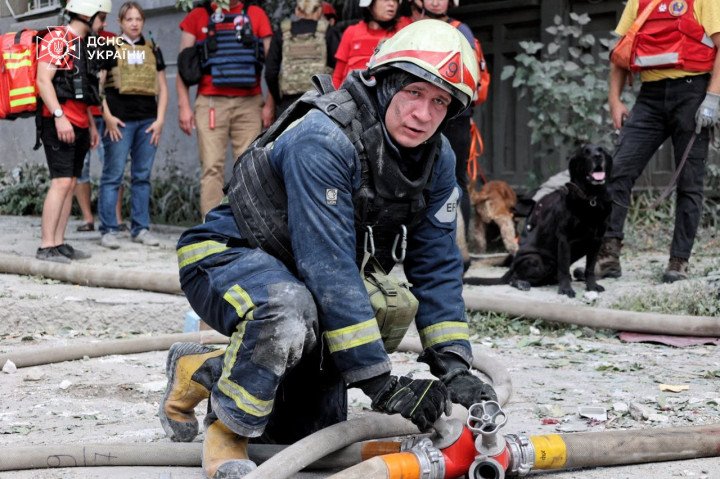 Emergency workers dealing with the aftermath of Russia’s missile strike on Kharkiv, August 6, 2024. (Source: State Emergency Service of Ukraine) Emergency workers dealing with the aftermath of Russia’s missile strike on Kharkiv, August 6, 2024. (Source: State Emergency Service of Ukraine)