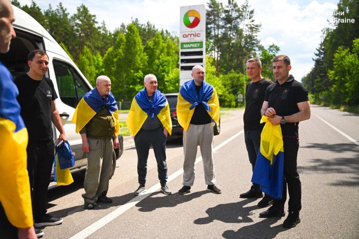 Ukraine's Human Rights Commissioner Dmytro Lubinets speaks with seven civilians released from Russian captivity following their return to Ukraine on June 27, 2026. (Source: Office of the Ukrainian Parliament Commissioner for Human Rights)