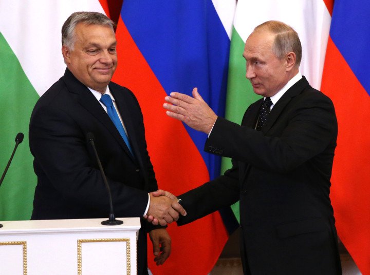 Vladimir Putin (R) shakes hands with Hungarian Prime Minister Viktor Orbán during their meeting at the Kremlin in Moscow, Russia, September,18,2018. (Source: Getty Image) Vladimir Putin (R) shakes hands with Hungarian Prime Minister Viktor Orbán during their meeting at the Kremlin in Moscow, Russia, September,18,2018. (Source: Getty Image)