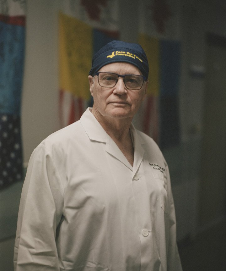 El Dr. Peter Adamson es uno de los fundadores de la Fundación Face the Future. Con décadas de experiencia en cirugía plástica, es profesor y exdirector de la División de Cirugía Plástica y Reconstructiva Facial del Departamento de Otorrinolaringología y Cirugía de Cabeza y Cuello de la Universidad de Toronto. Foto: Josh Olley/ UNITED24 Media
