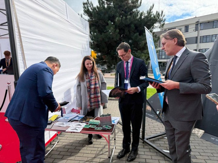 Microchips from a Russian Geran drone displayed at NAKO’s stand at the Warsaw Security Forum. (Source: Olena Tregub) 