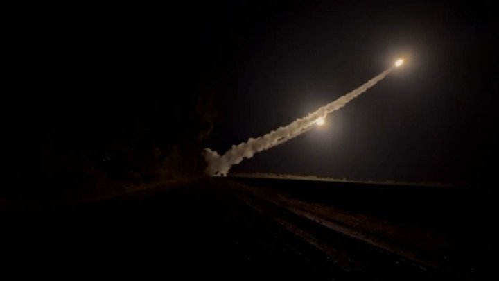 Misiles ATACMS—suministrados por EEUU—vistos en acción en el campo de batalla en Ucrania (Fuente: CNN) Misiles ATACMS—suministrados por EEUU—vistos en acción en el campo de batalla en Ucrania (Fuente: CNN)