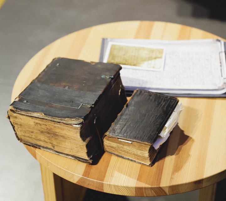 For the lecture, Trattner brought two books with her: Pufendorf’s Swedish history from 1688 and a “Military Bible” from the time of Charles XII, published in 1709. (Photo: Repower Foundation)