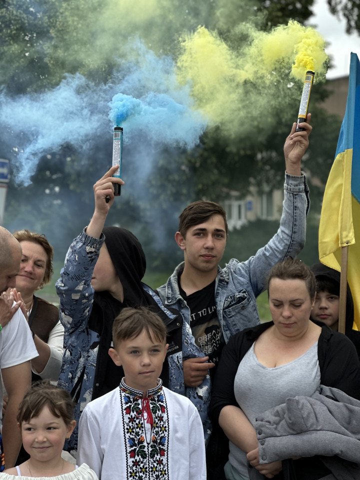 Displaying the blue and yellow colors of the flag and wearing traditional Vyshyvankas, locals gather to cheer on the runners in towns and villages across Ukraine (photo: NL4UA) Displaying the blue and yellow colors of the flag and wearing traditional Vyshyvankas, locals gather to cheer on the runners in towns and villages across Ukraine (photo: NL4UA)