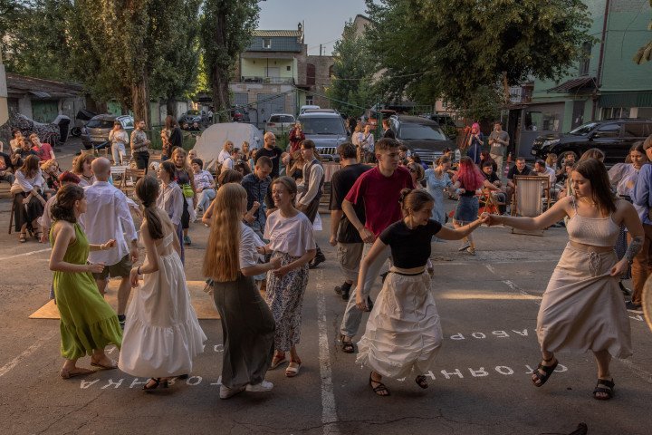 Residents dance while musicians play folk music at a yard bar in downtown Kyiv (Photo: Getty Images) Residents dance while musicians play folk music at a yard bar in downtown Kyiv (Photo: Getty Images)