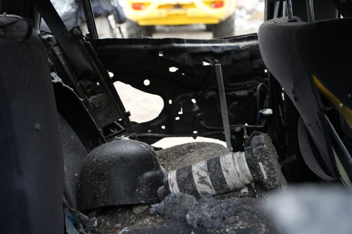 La cámara y el casco de Ozge Elif Kizil, un periodista quien murió tras un ataque ruso contra un hotel en Kharkiv, el 11 de enero de 2024. 11 personas fueron heridas, incluyendo a numerosos periodistas. (Fuente: Hnat Holyk por Getty Images) La cámara y el casco de Ozge Elif Kizil, un periodista quien murió tras un ataque ruso contra un hotel en Kharkiv, el 11 de enero de 2024. 11 personas fueron heridas, incluyendo a numerosos periodistas. (Fuente: Hnat Holyk por Getty Images)