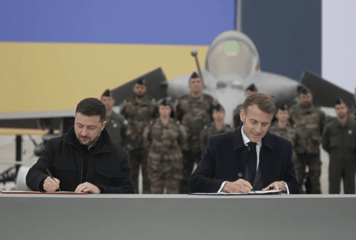 El presidente ucraniano Volodymyr Zelenskyy y el presidente francés Emmanuel Macron. 